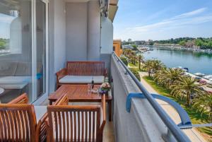 Výhled na řeku, která protéká v blízkosti apartmánu