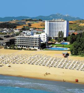シルヴィ・マリーナにあるGrand Hotel Bertiの傘と人々のいるビーチ