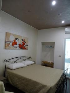 A bed or beds in a room at Nonna Ia B&B