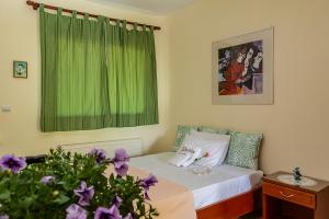 A bed or beds in a room at Phyllis Maisonettes