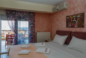 um quarto com uma cama com duas almofadas em Phyllis Maisonettes em Kallithea Halkidikis