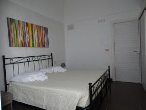 A bed or beds in a room at Nonna Ia B&B