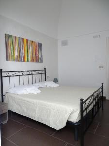 A bed or beds in a room at Nonna Ia B&B