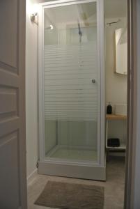 ロルグにあるLA MAISON DES "BOIS"のバスルーム(ガラスドア付きのシャワー付)