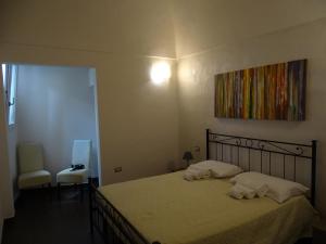 A bed or beds in a room at Nonna Ia B&B