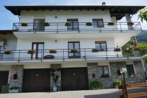 a building with flower boxes on the balconies at Petite Maison 2 in Senin