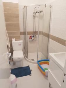 uma casa de banho com um chuveiro, um WC e um lavatório. em Modern Apartment in Pafos Near the Sea em Pafos