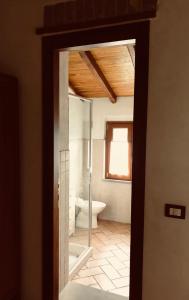 Koupelna v ubytování Agriturismo Angiò nel Cerè