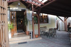 Restoran või mõni muu söögikoht majutusasutuses Kisherceg Szálláshely
