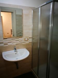 A bathroom at Nonna Ia B&B