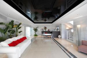 a living room with a white couch and a table at Apartamentos Marina Turquesa in Nerja