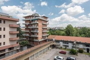 een appartementencomplex met een parkeerplaats in een stad bij Casa Diana in Florence