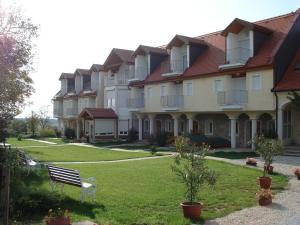szereg budynków apartamentowych z ławką na dziedzińcu w obiekcie Bakony Panzió w mieście Tótvázsony