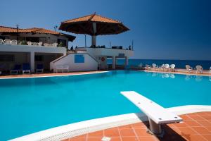 Bazén v ubytování TH Gioiosa Mare - Capo Calavà Village nebo v jeho okolí