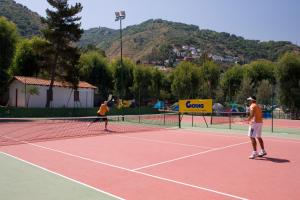 ジョイオーザ・マレーアにあるTH Gioiosa Mare - Capo Calavà Villageのテニスコート2名