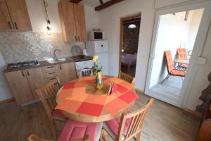 Kuchyň nebo kuchyňský kout v ubytování Apartments Neven