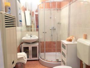 Kúpeľňa v ubytovaní Hédi apartman