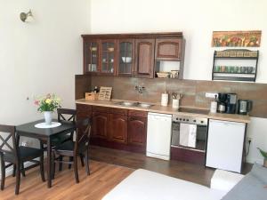 Kuchyňa alebo kuchynka v ubytovaní Hédi apartman