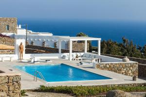 สระว่ายน้ำที่อยู่ใกล้ ๆ หรือใน Amazing Villa 6bed in Agios Lazaros Mykonos