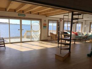 sala de estar con vistas al agua en Auberge Paradis Bleu en Fatima