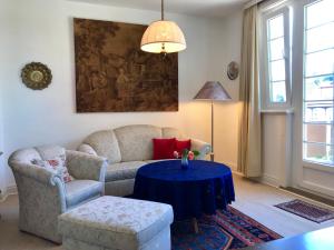 a living room with a couch and a table at Ferienwohnung in Sandwig in Glücksburg