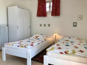 Giường trong phòng chung tại Ferienwohnung in Sandwig +19 ảnh