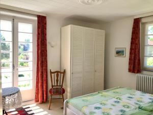 Giường trong phòng chung tại Ferienwohnung in Sandwig