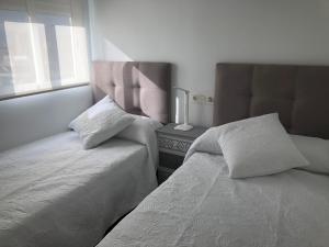 Postel nebo postele na pokoji v ubytování Nautico Beach & Golf Alicante + 18 fotografií
