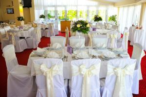 A restaurant or other place to eat at Hotel Dragović Smederevo