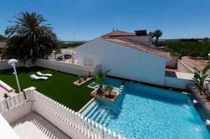 una vista aérea de una casa con piscina en Apartamentos La Laguna I Luxury Apartments, en Guardamar del Segura