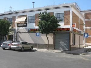 コルドバにあるYour home in Córdoba - Ana y Ernestoの駐車場付きの建物の前に駐車した車2台