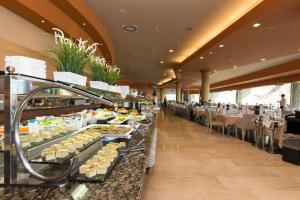 una línea de buffet con comida expuesta en un restaurante en Gloria Palace Royal Hotel & Spa, en Puerto Rico de Gran Canaria