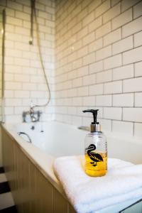 ein Badezimmer mit einer Flasche Seife auf der Theke in der Unterkunft Shieling in Aviemore