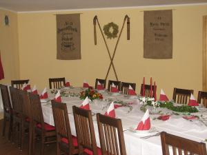 ディンケルスビュールにあるGasthof Goldenes Rössleの赤白ナプキンが付いた長テーブル