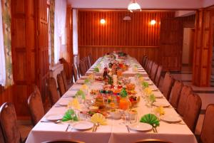 a long dining room with a long table with chairs at Dom Wypoczynkowy Halina in Biały Dunajec +29 photos