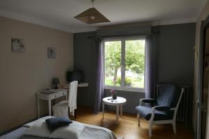 パンポルにあるChambres d'hotes chez laure & Françoisのベッドルーム1室(ベッド1台、デスク、窓付)