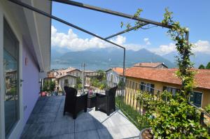 un balcon avec des chaises et une vue sur les montagnes dans l'établissement Casa delle Corti, à Colico