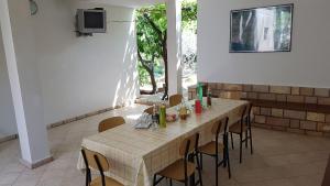 Televízia a/alebo spoločenská miestnosť v ubytovaní House Fani