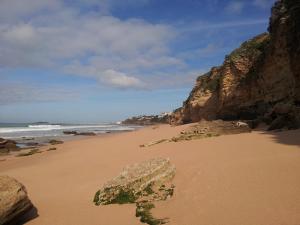 HABITACIONES LOS CAÑOS في لوس كانيوس دي ميكا: شاطئ فيه صخور كبيره في الرمال