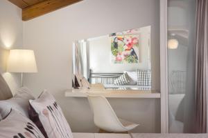 a living room with a mirror and a white couch at Villa Provenza in Anafonítria