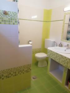 La salle de bains est pourvue de toilettes et d'un lavabo. dans l'établissement Apartment Antonia, à Dobova