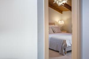 a bedroom with a bed and a chandelier at Villa Provenza in Anafonítria