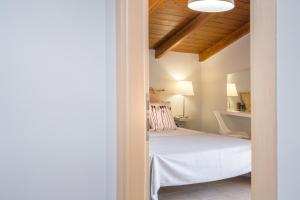 a bedroom with a bed and a ceiling at Villa Provenza in Anafonítria