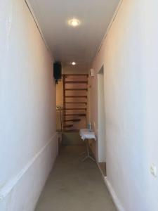 un corridoio con lavandino e scale in una stanza di Guest house Tsandrypsh a Tsandrypsh