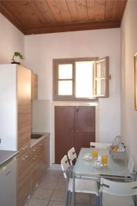 een keuken met een tafel en stoelen bij Occasus Room in Halki