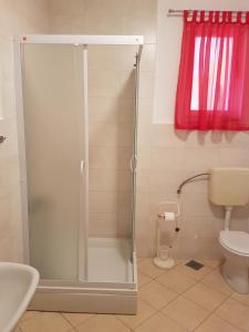 Bilik mandi di Apartments Viganj