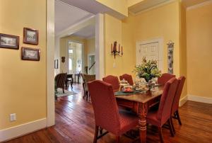 a dining room with a table and chairs at Green Palm Inn in Savannah