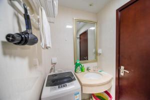Bathroom sa Xing Yu Legend Service Apartment Canton Fair Branch