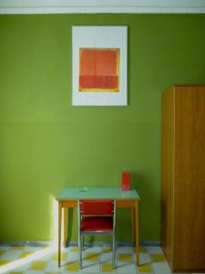 un mur vert avec une table et deux chaises dans l'établissement Hotel Giamaica for Girls & Ladies Only, à Rome