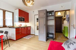 シャモニー・モンブランにあるレ ソメ スタジオのキッチン、リビングルーム(赤いキャビネット、テーブル付)